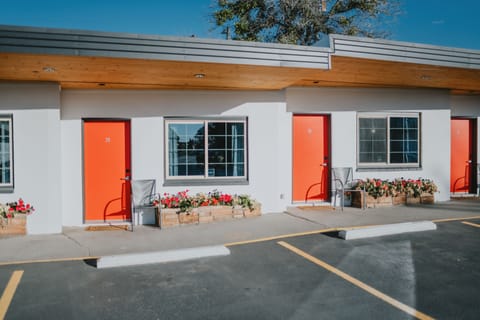 Guest room exterior at the Sapphire Motel 