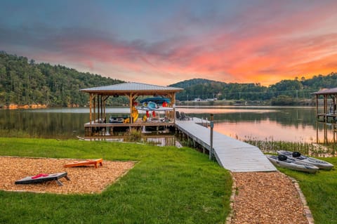 huge backyard, packed with amenities and activities—from games to water fun—designed for endless family fun and relaxation by Weiss Lake.