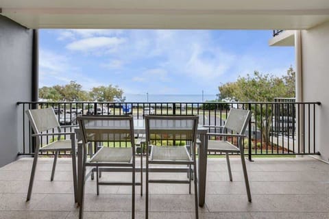 2nd floor 2 bdrm, 2 bth, air con, free wifi, BBQ