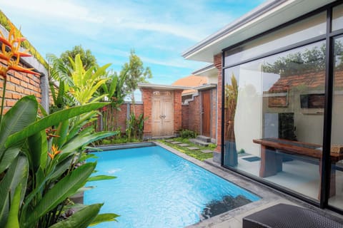 2 outdoor pools