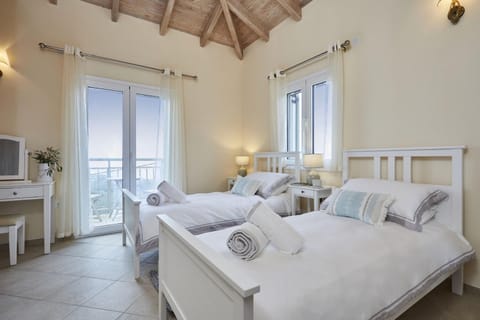 House | 5 bedrooms, desk