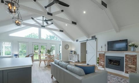 Hamptons Cottage | Refined Living, Light-Filled