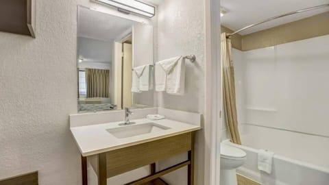 Combined shower/tub, towels