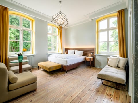 Hypo-allergenic bedding, desk, laptop workspace, free WiFi