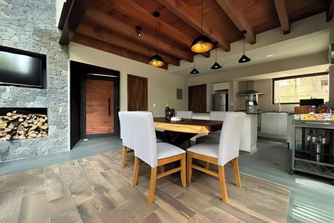 Reúnete en nuestro comedor, un espacio elegante y acogedor con una mesa grande ideal para compartir comidas y momentos especiales. La decoración moderna y el ambiente cálido crean la atmósfera perfecta para disfrutar.