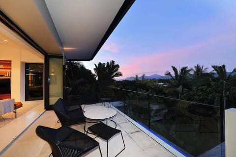 The living area extends to an undercover balcony with seating to enjoy stunning sunsets across the ranges over a glass of wine. 