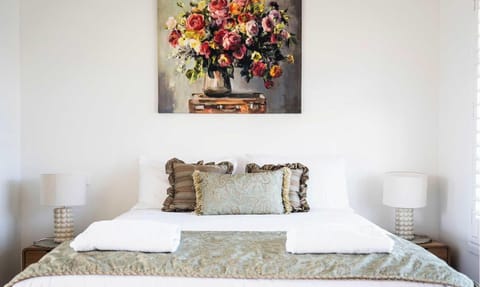 The Elm Apartments | The Gold Room