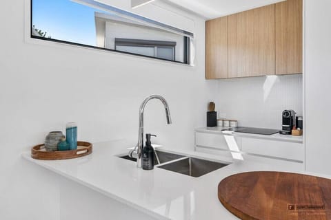 Jiankun Melbourne, Australia Jiankun Rating, 5 stars ,· 2 weeks ago Great location, excellent room, and the kitchen utensils are very comprehensive.