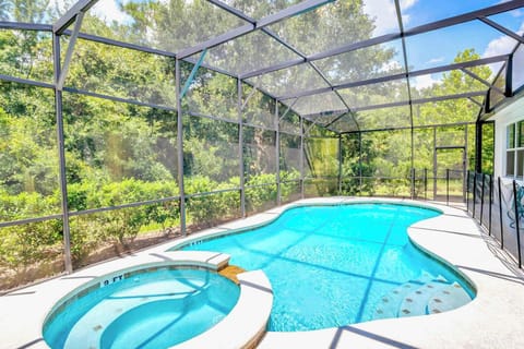 Private Swimming Pool and Spill Over Hot Tub Jacuzzi