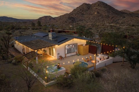 Desert oasis with outdoor cinema, hot tub & firepit views