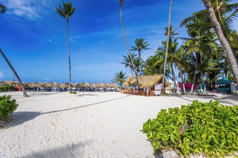 Beach nearby, white sand, beach towels