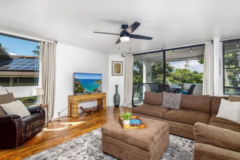 Condo, 1 King Bed with Sofa bed (Kailua Bay Resort 4-206 Corner Oceanv) | Living area