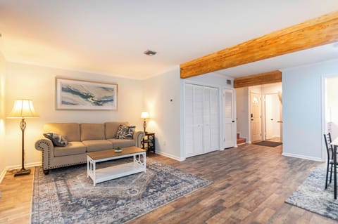 Living area with comfortable sofas, books, and a TV to relax and unwind.