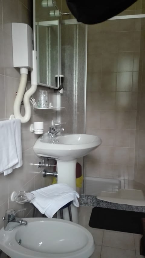 Triple Room | Bathroom | Shower, free toiletries, hair dryer, towels