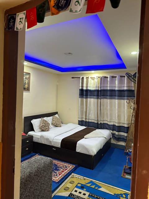 Deluxe Room, 1 King Bed, Allergy Friendly | Desk, free WiFi, bed sheets