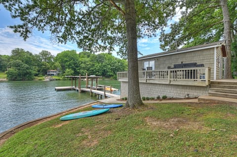 Boathouse directly on the lake - sleeps 2, full kitchen, and full bathroom!