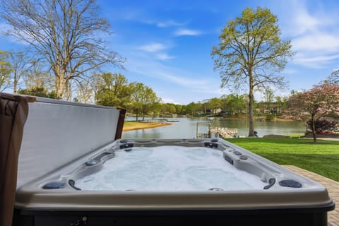 Welcome to Kool Breeze...amazing lake views & hot tub! 
