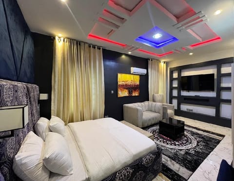 Executive Double Room, 1 Queen Bed, Refrigerator | Individually decorated, individually furnished, desk, laptop workspace