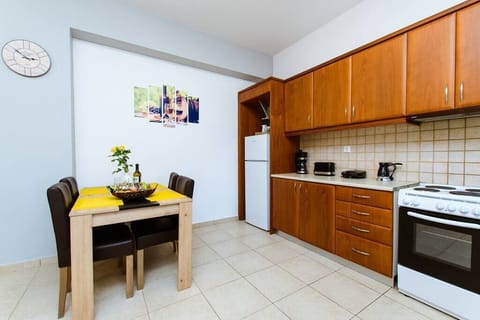 Dining place and kitchen (2)