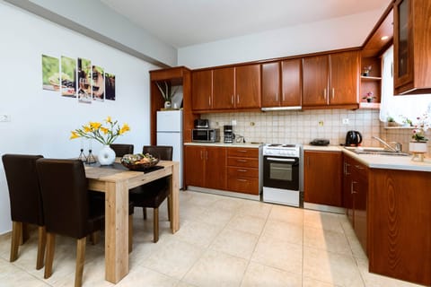 Dining place and kitchen (1)