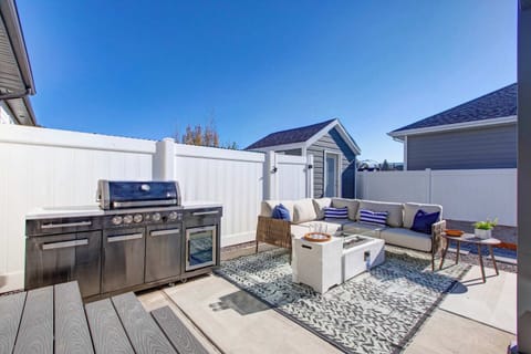 BBQ, Socialize, Fireplace. What else do you need to dine in the beautiful outdoors. 