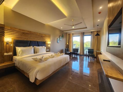 Deluxe Room | 1 bedroom, laptop workspace, soundproofing, iron/ironing board