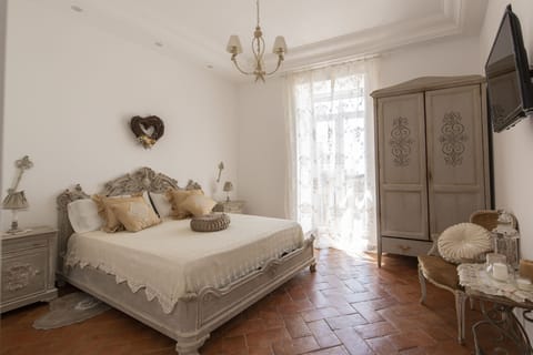 Elite Double Room, 1 Double Bed, Private Bathroom | Down comforters, minibar, blackout drapes, iron/ironing board