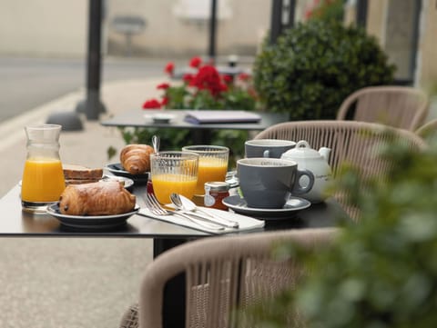 Daily continental breakfast (EUR 12.5 per person)