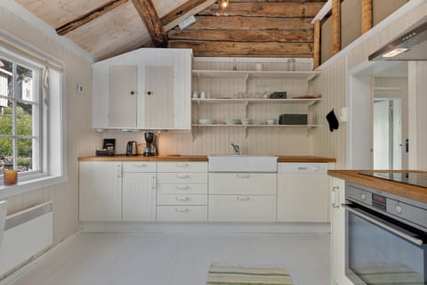 Comfort Cabin, 2 Bedrooms, Kitchen | Individually decorated, individually furnished, bed sheets