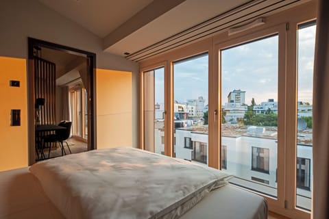 Superior Studio | Hypo-allergenic bedding, in-room safe, individually decorated