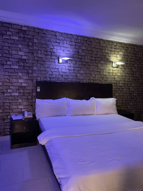 Business Suite | Premium bedding, desk, laptop workspace, free WiFi