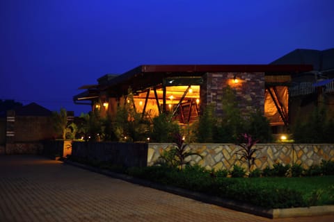 2 bars/lounges