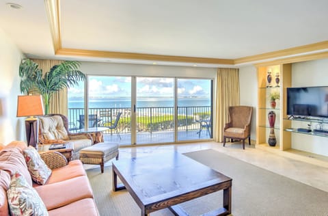 Living Room to Ocreanfront Balcony
