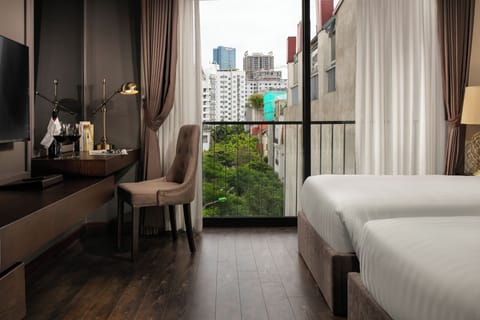 Premier Twin Room, City View | Minibar, in-room safe, blackout drapes, soundproofing