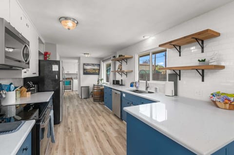 Fully updated kitchen, with nook and coffee/ tea bar