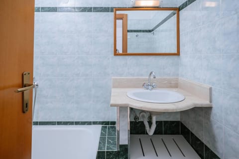 Standard Triple Studio | Bathroom sink