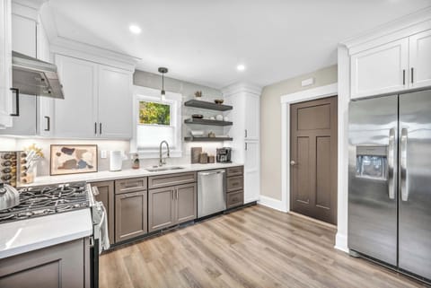 The Heart of the Home.
Gather in this inviting kitchen, where modern design meets functionality.