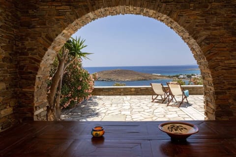 Vivant blue is an amazing house at the Gulf of Agios Ioannis in Tinos island