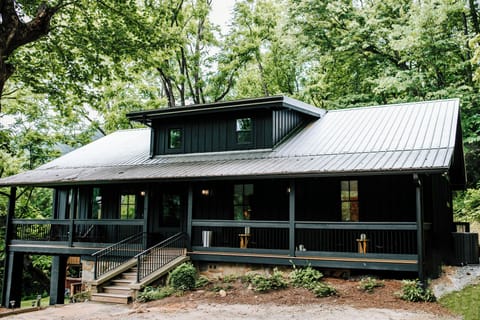 A stunning blend of modern and rustic, Meadowstream Lodge was built new in 2023 from the foundation up.  Bathed in a backdrop of lush trees and forest, Meadowstream Lodge is an idyllic mountain retreat. 

