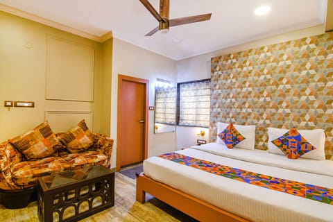 Luxury Suite | Egyptian cotton sheets, premium bedding, in-room safe, free WiFi
