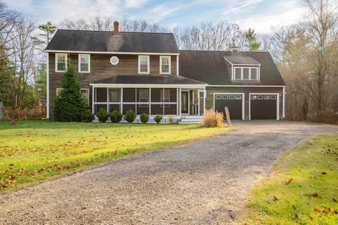 Welcome to Little River, Big House! Located in a welcoming, safe neighborhood.