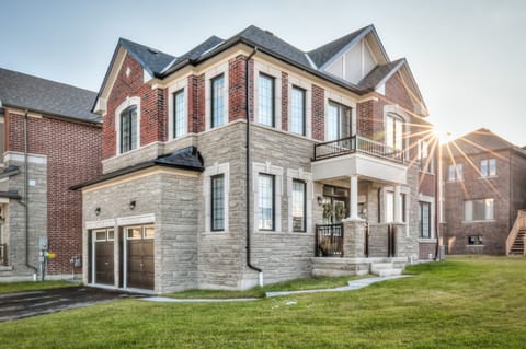 Fully Detached House - Enjoy the entire property and space!
