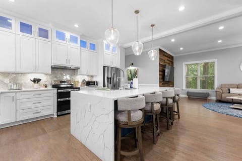 House (6 Bedrooms) | Interior
