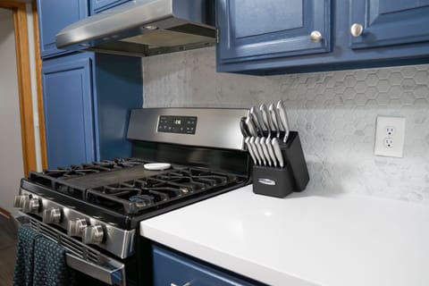 Fully Equipped Kitchen Gas Range and Full Knife block