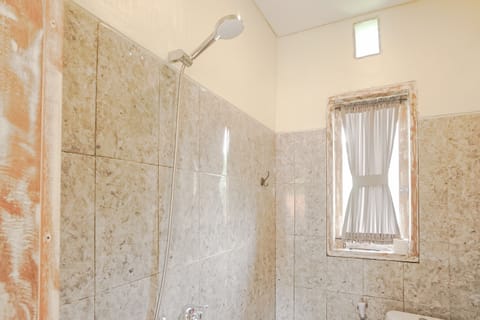 Deluxe Room Balcony with Jungle View | Bathroom | Shower, rainfall showerhead, free toiletries, towels