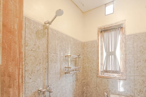 Deluxe Room Balcony with Jungle View | Bathroom | Shower, rainfall showerhead, free toiletries, towels