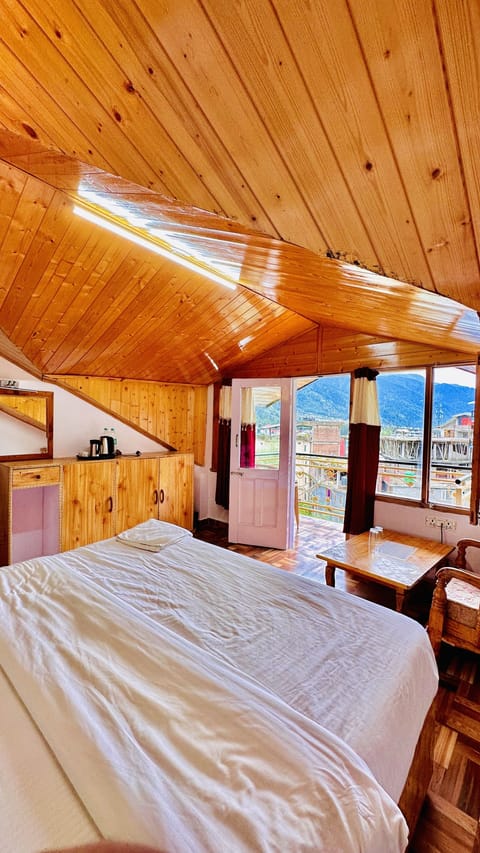 Family Valley view Room with Balcony | Mountain view