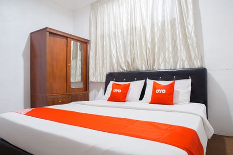 Deluxe Double Room, 1 King Bed | Laptop workspace, free WiFi, bed sheets