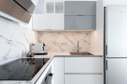 Honeymoon Suite | Private kitchen | Oven, stovetop, espresso maker, coffee/tea maker