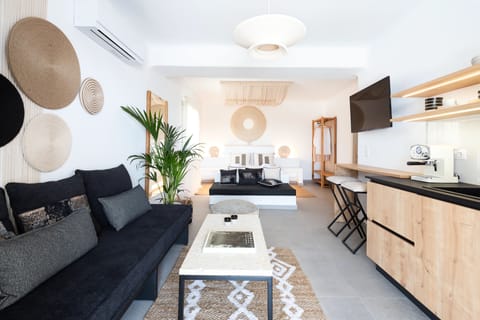 Honeymoon Suite | Living area | 45-inch flat-screen TV with satellite channels, Netflix